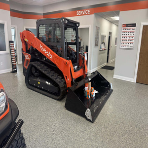 Cargadora de Dirección Deslizante sobre Orugas Kubota SVL65-2s, Capacidad de 2 Toneladas, Color Naranja, con Accesorio de Cucharón - Product Image 1