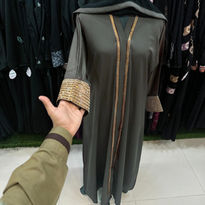 ชุดอาบายะห์ผู้หญิงแขนยาวปักลายซาร์โดซีอย่างประณีต ดีไซน์เรียบหรู ประดับด้วยโซ่เพชร สไตล์ดูไบ สำหรับงานพิธีการและงานแบบดั้งเดิม - Product Image 1