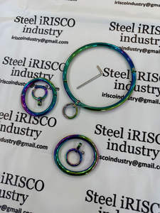 Juego de esposas de cuello de acero inoxidable y titanio con diseño arcoíris - 100% impermeables, personalizables, de alta calidad, estilo BDSM/Kinky. - Product Image 3