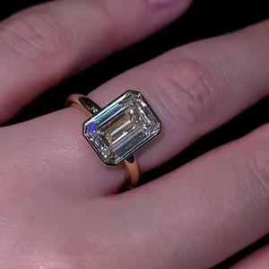 Anillo de compromiso con circonita cúbica de corte esmeralda de 8x11 mm, engaste de bisel, minimalista, solitario, chapado en oro amarillo, joyería fina - Product Image 1