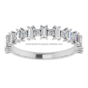 Elegante arreglo en zigzag de baguette y diamante de moissanita VVS de corte redondo incrustado sobre anillo de banda de plata sólida 925 Eternity - Product Image 2