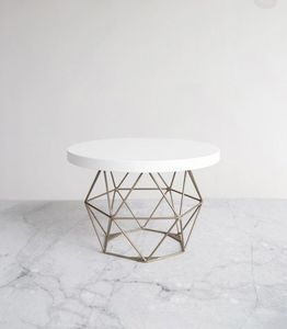 ขาตั้งเค้กโลหะสีเงินทันสมัย พร้อมหน้าท็อปทรงกลมและลวดลายประณีต เหมาะสำหรับงานน้ำชาในสวนและโอกาสพิเศษ - Product Image 5