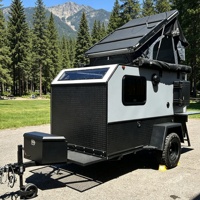 Petite caravane tout-terrain légère, mini caravane de voyage pour le camping et les aventures en plein air