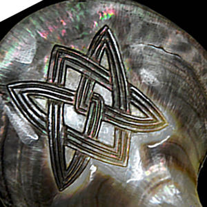 Ostra negra Tahití Shell tallado técnica cruda Etnik ornamento SEASHELL JEWELRY Animal estilo Seashell tallado arte - Product Image 2