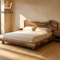 Maßgefertigtes Luxus-Hotelbett aus Massivholz mit Naturkanten-Kopfteil für Resort-, Villa- und Gastgewerbe-Projekte