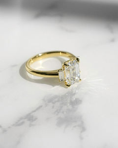 Bague à trois pierres intemporelle avec moissanite allongée de 2.93 carats coupe émeraude et diamants latéraux baguette fabriqués pour cadeau de mariée - Product Image 2