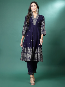 Collection de robes d'été en rayonne de qualité supérieure pour femmes indiennes, col en V, couleur bleue, ensemble de trois pièces, design exclusif, kurta, pantalon - Product Image 4