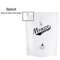 Pochette d'emballage souple avec bec verseur pour shampoing, 1500 ml (1,5 L), en PET noir/nylon/PE blanc, finition mate vernie, scellage robuste et refermable, 130 microns
