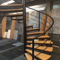Escalier hélicoïdal moderne à câbles en acier noir, marches en bois massif, pour villa duplex