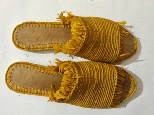 Sandales d'été modernes jaunes faites à la main en paille rayée à bout ouvert avec franges décoratives, respirantes pour l'extérieur - Product Image 4