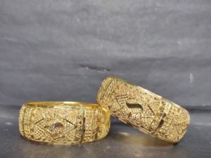 Bracelets nouvellement arrivés avec des bracelets à la mode de forme ronde plaqués or 22CT à vendre par les exportateurs indiens - Product Image 3