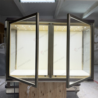 Vitrine à bijoux en verre brossé doré à double porte avec éclairage LED sécurisé, fabrication sur mesure OEM pour boutique
