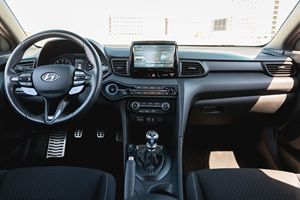 Hyundai Veloster N 2020 d'occasion en bon état, boîte manuelle 6 vitesses, turbo 4 cylindres, pack performance, blanc craie - Product Image 4