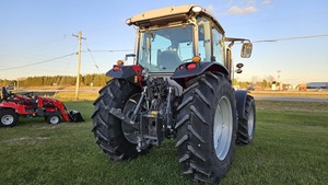 Tracteur Massey Ferguson 5M.145 4x4 avec 3 vannes hydrauliques auxiliaires arrière, cabine/climatisation/chauffage, transmission Powershift - Product Image 6