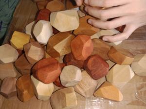 Roca de Madera Tumi Ishi, Diseño Minimalista con Estructura de Madera Maciza para Decoración del Hogar y Exhibición en Comercios - Product Image 5