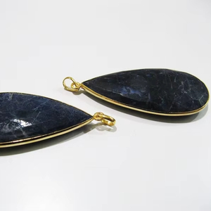 Colgante de conector facetado de Briolette con forma de pera de sodalita Natural, bisel de piedras preciosas raras únicas, tamaño 22X45mm, vendido por pieza - Product Image 1