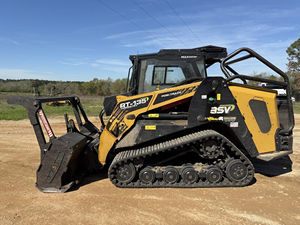 รถตักล้อยางสำหรับงานป่าไม้ ASV RT-135 รุ่นยอดนิยม ใช้เครื่องยนต์ดีเซล แบบตีนตะขาบ สีเหลือง รุ่น Max Series Posi-Track พร้อมอุปกรณ์บดไม้ - Product Image 2