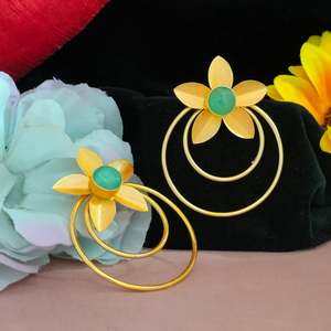 Boucles d'oreilles en pierre de Moissanite finition or mat de style contemporain sophistication moderne avec élégance intemporelle - Product Image 5