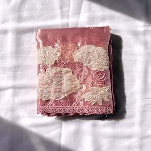 Sari de Seda Pura Oris VASTRA COTTAGE con Bordado de Loto, Apliques de Flores Butti, Borde Calado, Calidad Original con Blusa Complementaria - Product Image 1