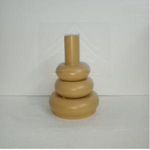 Vase à fleurs en métal magnifiquement conçu avec des détails antiques fabriqués à la main pour une déclaration de décor floral d'inspiration vintage - Product Image 1