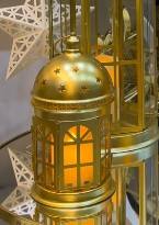 Farol de Vela Vintage de Metal con Acabado Dorado y Cúpula Tallada en Estrella, Brillo Cálido Ambiental, Decoración Elegante y Festiva para el Hogar - Product Image 2