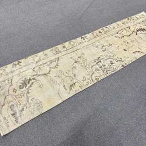 Tapis turc vintage 2,1x8 pi (64x245 cm), tapis oriental en laine marron - Product Image 2