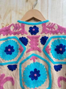 เสื้อแจ็คเก็ตผ้าฝ้ายอินเดียปักลายซูซานีสำหรับผู้หญิง สวมใส่สบายในฤดูหนาว ตกแต่งด้วยกระดุม เหมาะเป็นของขวัญสำหรับเพื่อนเจ้าสาว - Product Image 4