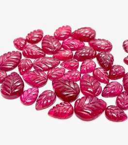 Pierre précieuse en verre de rubis naturel pour la fabrication de bijoux avec des motifs de feuilles et de fleurs sculptés - Product Image 5