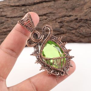 Pendentif captivant en péridot naturel taille ovale, enroulé de fil de cuivre, pierre verte, design plaqué argent, idéal pour les fiançailles et les fêtes - Product Image 3