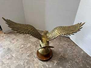 Sculpture animalière d'aigle en laiton, bronze, acier inoxydable, art commercial de table pour Diwali. - Product Image 5