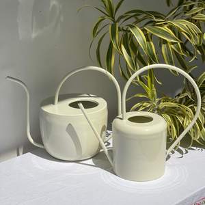 La caña de agua moderna está diseñada con un aspecto elegante que la hace perfecta para las necesidades de jardinería de interiores y exteriores. - Product Image 2