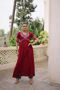 Blusa de Rayón para Mujer de 14 Kg con Bordado Kutchi Gamthi, Diseño Moderno Reversible, Lista para Usar en Fiestas de Navratri, Diwali y Bodas - Product Image 5