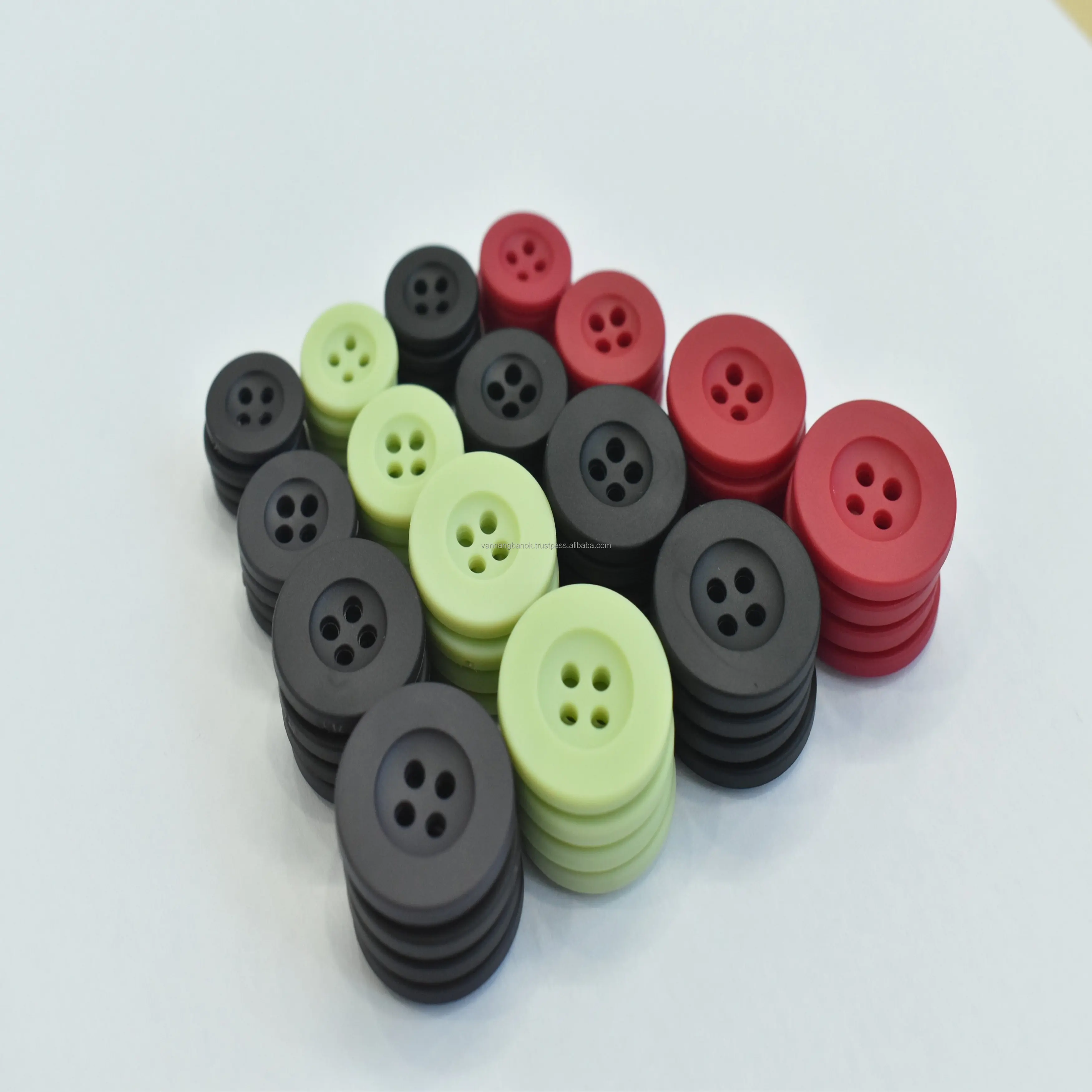 High Quality Reasonable Prices 4 Holes Made By TPE Plastic 13 15 18 20 mm Garment Accessories Button