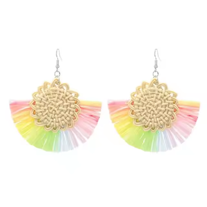 Boucles d'oreilles bohèmes plaquées or multicolores en raphia, faites à la main, en forme d'éventail géométrique, avec franges, bijoux pour femmes - Product Image 1