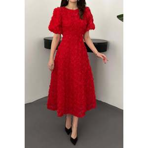 Robe midi florale rouge à la coupe trapèze, taille naturelle, manches longues, élégante pour les fêtes - Product Image 5