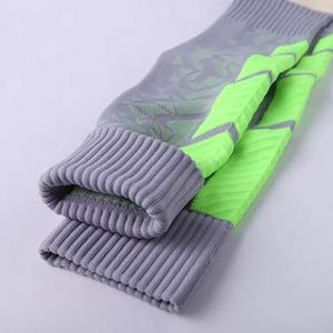 Chaussettes d'hiver pour hommes, design et logo personnalisés, best-seller, chaussettes de sport unisexes en coton, chaussettes de football pour hommes, antidérapantes, basketball - Product Image 2