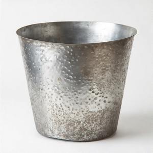 Olla martillada hecha a mano Silver Haven con base elevada, ideal para entradas lujosas o espacios de jardín mínimos - Product Image 3