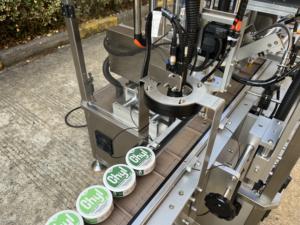 Aplicador de etiquetas horizontal, estable y rápido, para botellas, tarros, latas, fácil operación - Product Image 2