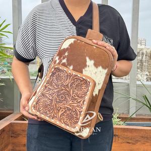 Sac à bandoulière en cuir repoussé à la main très vendu sac de poitrine en cuir de vachette véritable tendance pour femmes et hommes - Product Image 1