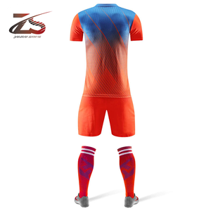 100% uniformes de fútbol de poliéster logotipo personalizado hecho en Pakistán - Product Image 5