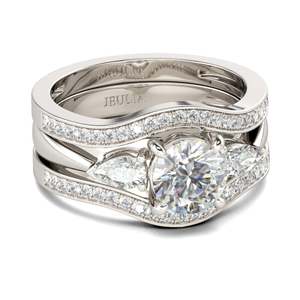 แหวนหมั้นเงินแท้ชุบโรเดียมประดับเพชรทรงกลมสามเม็ดจาก Jeulia - Product Image 2