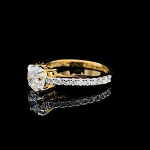 Impresionante anillo de oro amarillo de 14 quilates con diamante de laboratorio redondo brillante central y piedras con tachuelas laterales para compromiso de K Samyak - Product Image 3