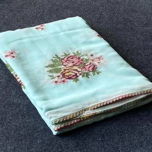 Saree in morbido georgette di raso VASTRA COTTAGE con ricami kashmiri su tutta la superficie e bellissimo bordo in pizzo con camicetta a contrasto - Product Image 1