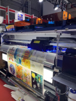 Impresora UV de rollo a rollo de 1.8m de ancho de impresión con cuatro cabezales de impresión, tinta UV ecológica y estampado en caliente