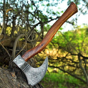 Hacha de Camping Premium para Exteriores, Cabeza de Acero con Patrón Hecho a Mano, Mango de Madera Extra Largo para Uso Pesado en Supervivencia y Bushcraft - Product Image 3