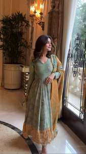 Robe de soirée traditionnelle Anarkali de créateur longue avec Dupatta entièrement cousue de haute qualité pour les fêtes à des prix abordables - Product Image 4