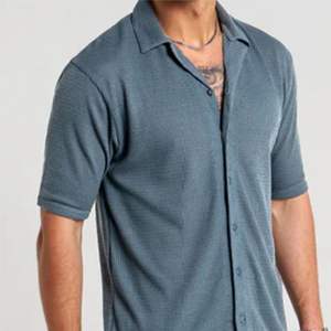 Chemise coupe décontractée en ardoise-Design en tissu texturé avec ourlet pour un look élégant et confortable, décontracté, streetwear - Product Image 5