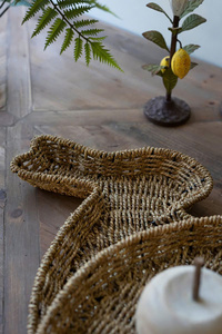 Ensemble tissé à la main de 2 plateaux de service de lapin de Pâques en jonc de mer pour l'affichage des fruits dans la décoration de la maison et de la table - Product Image 6