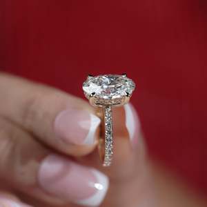 Anillo de Compromiso con Halo Oculto de Corte Ovalado Certificado por IGI con Banda de Diamantes Redondos en Pavé - Product Image 6