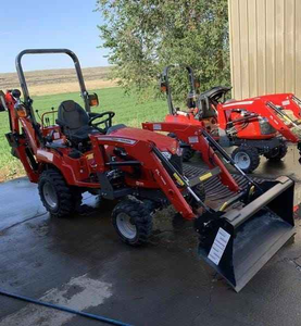 Tracteur robuste Massey Ferguson GC1725M 25HP 4x4 avec godet de chargement de 49 pouces et plateau de tonte de 60 pouces - Product Image 1